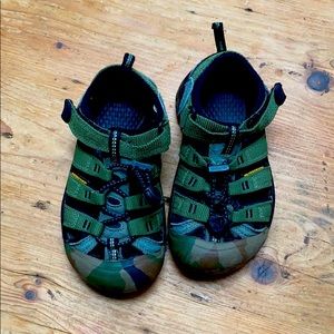 Newport Keens Sandals size Little boys 11
